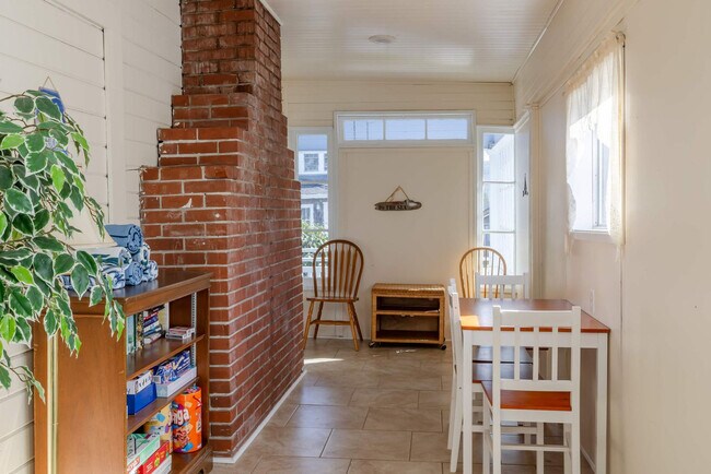 Building Photo - 640 S Columbia St