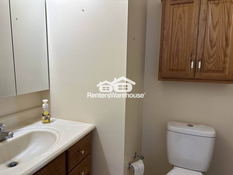 Building Photo - 223 Deep Dale Dr