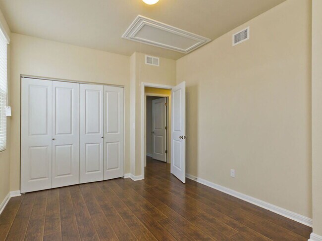 Building Photo - 335 Rachel St