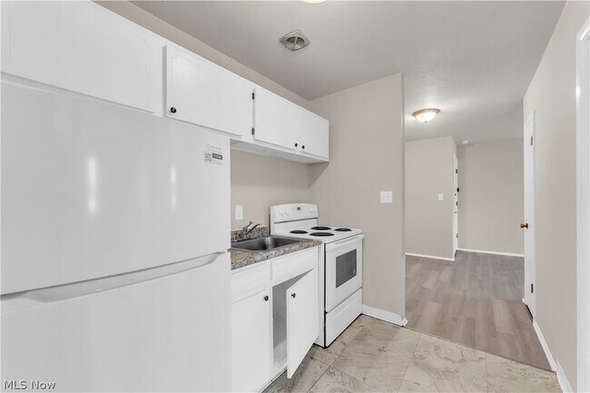 Building Photo - 1415 Wyandotte Ave