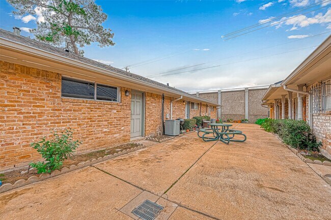 Building Photo - 1110 W Tri Oaks Ln