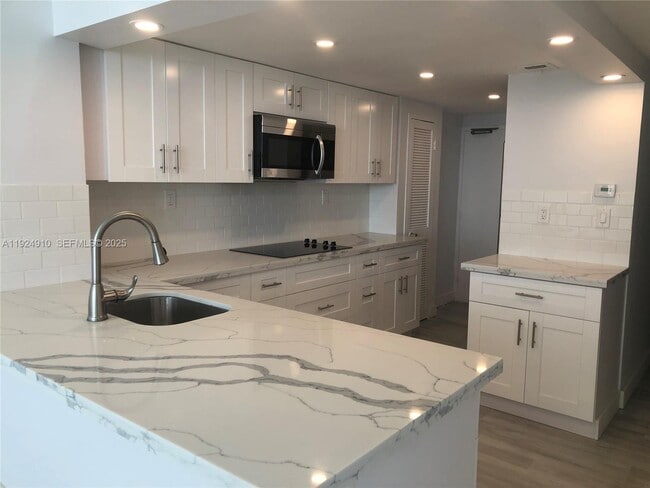 Building Photo - 905 Brickell Bay Dr