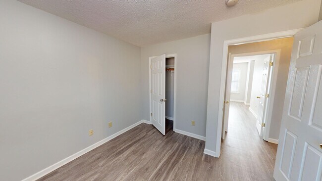 Building Photo - Renovated Three Bedroom Columbia Townhome!!