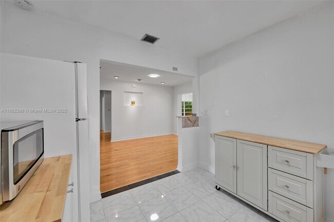 Building Photo - 1520 NE 108th St