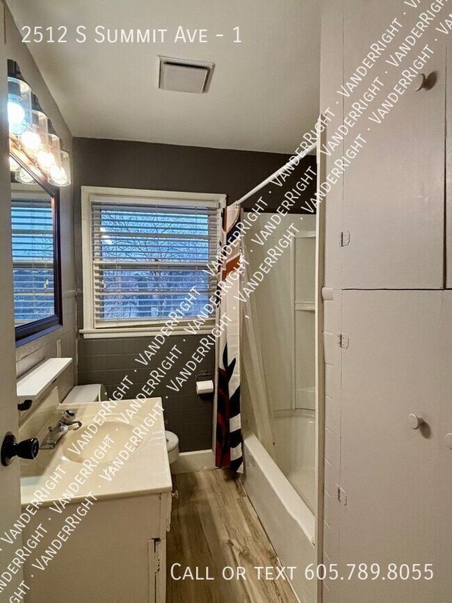 Building Photo - 2512 S Summit Ave