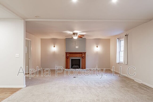 Building Photo - 314 S Plainview Dr