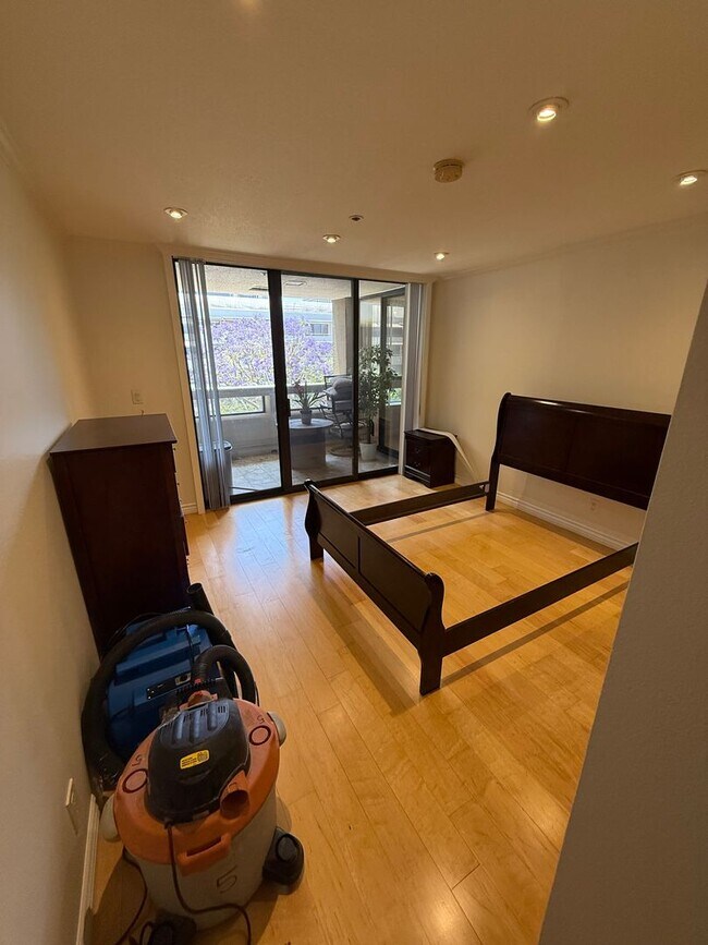 Building Photo - 2bed 2bath in the Heart of Los Angeles