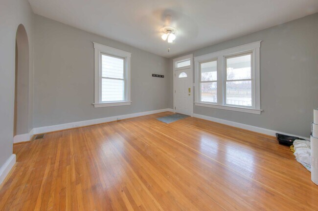 Building Photo - This classic 3 bedroom 2 bath Webster home features a front porch, large deck off the kitchen for...