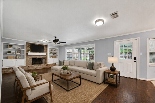 Building Photo - 811 Thicket Ln