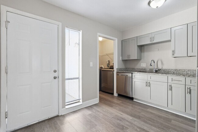 Building Photo - Beautifully Updated 2BR/1.5BA Altamonte Springs Townhome with Modern Finishes