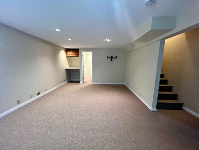 Building Photo - Spacious 4-Bed Retreat with Guest Suite & Fireplace