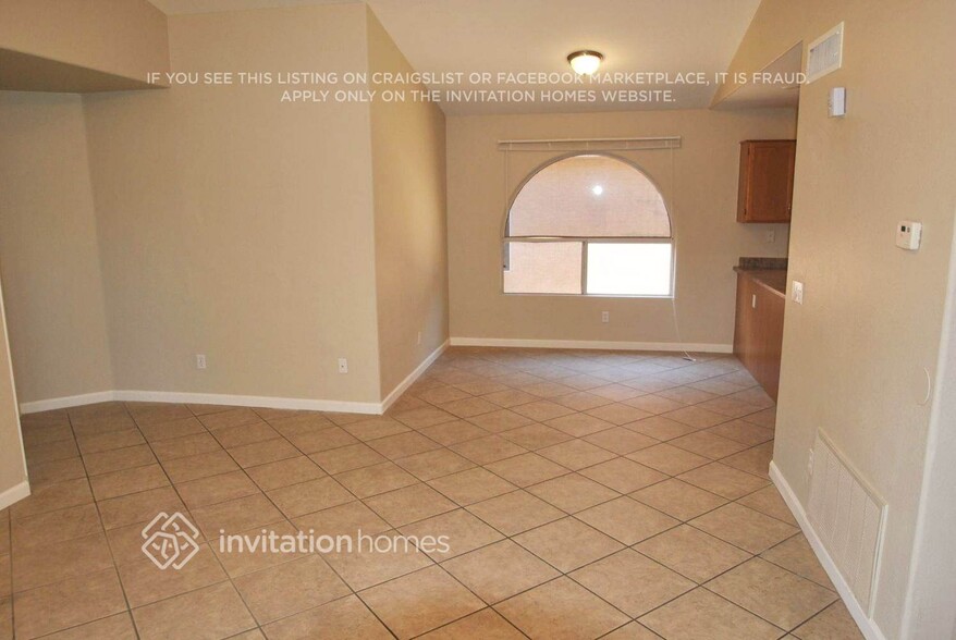 Building Photo - 7923 W Laurel Ln