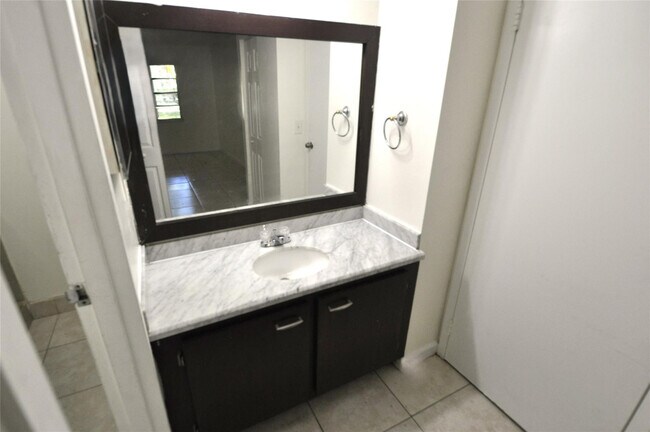 Building Photo - 4354 NW 9th Ave