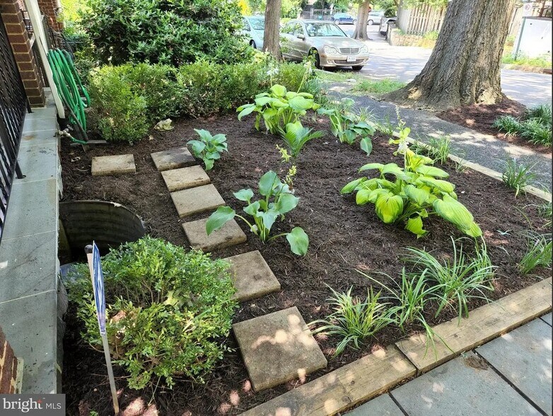 Building Photo - 1770 Hobart St NW