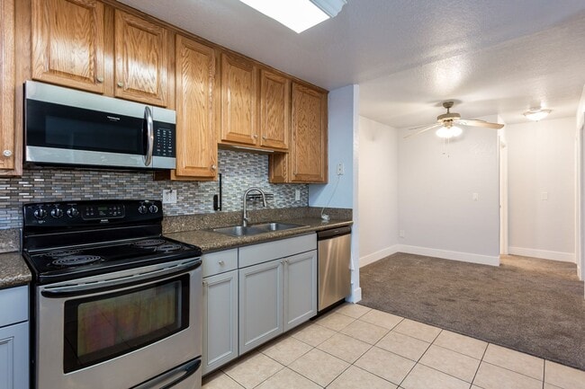 Building Photo - Cozy Condo in Gated Community!