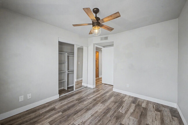 Building Photo - 4048 E Dahlia Dr