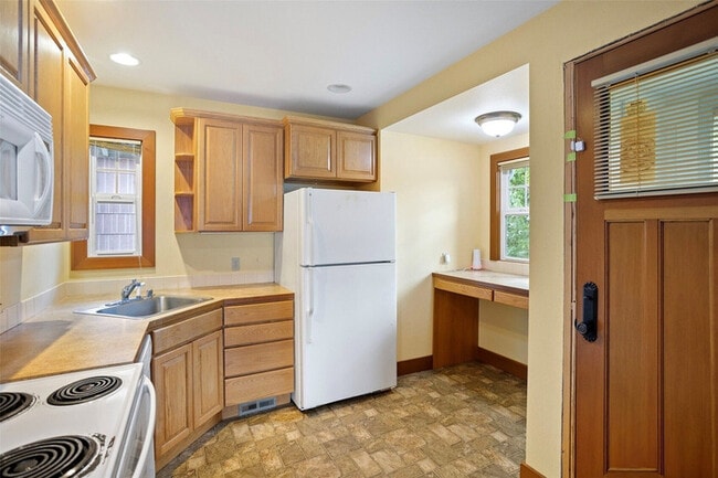 Building Photo - Charming Updated Home on Corner Lot with Finished Basement in Ballard