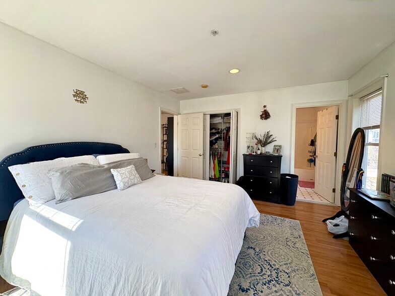 Building Photo - 20 Cameron St