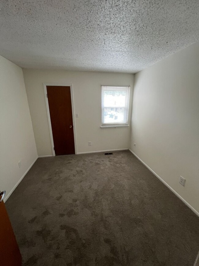 Building Photo - Large Townhouse in Virginia Beach with a Fenced Yard!