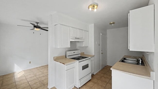 Building Photo - 130 Astoria Dr