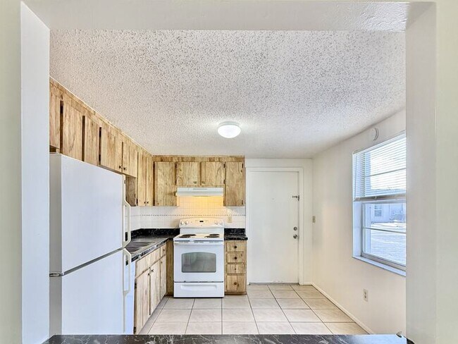 Building Photo - 7071 Bee Ridge Rd