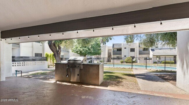 Building Photo - 302 E Monte Vista Rd