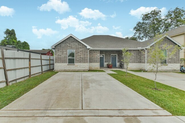 Building Photo - 7524 E Maxroy St