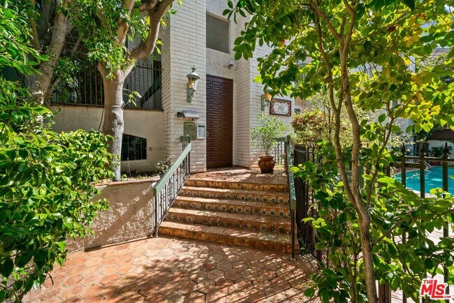 Building Photo - 502 San Vicente Blvd