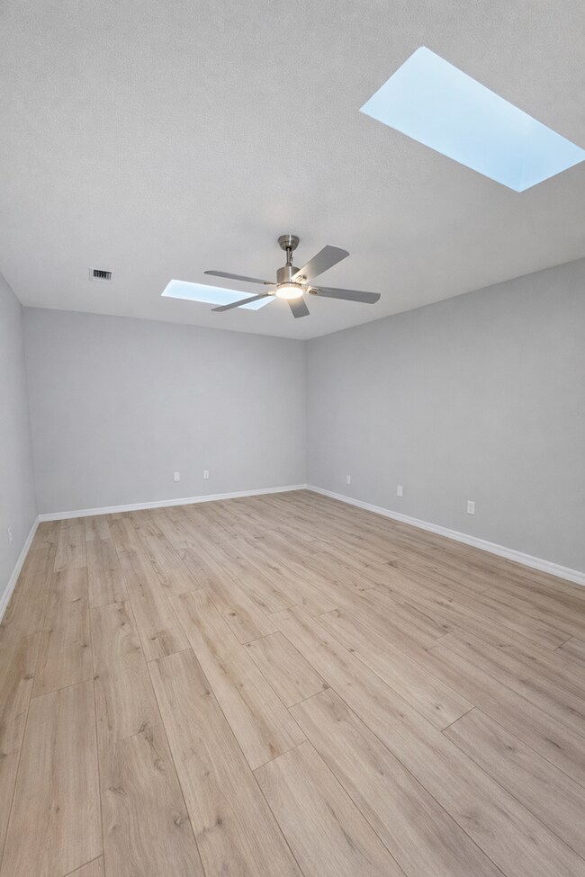 Building Photo - Stunning Remodeled 3BR Duplex in Oviedo with Modern Upgrades
