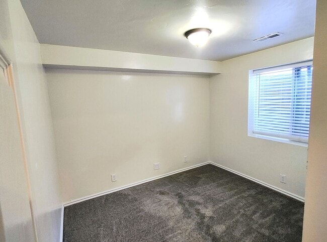 Building Photo - Updated 4 Bd 3 Ba Home in Sandy