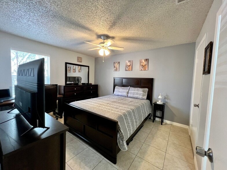 Building Photo - 976 Leeward Pl