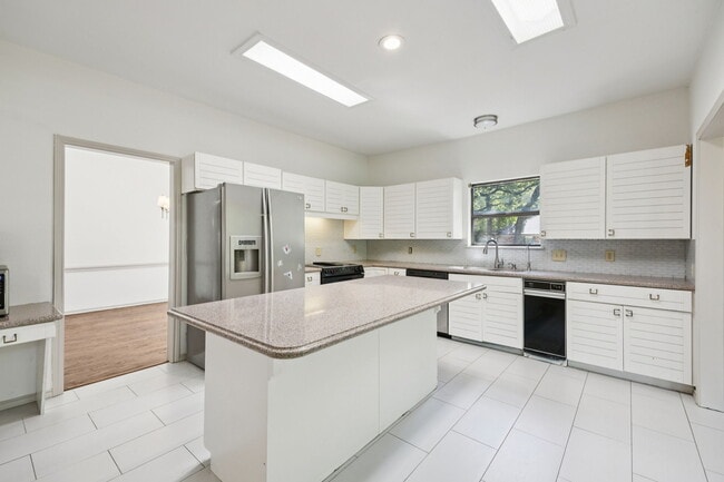 Building Photo - 2200 Shadow Creek Ct