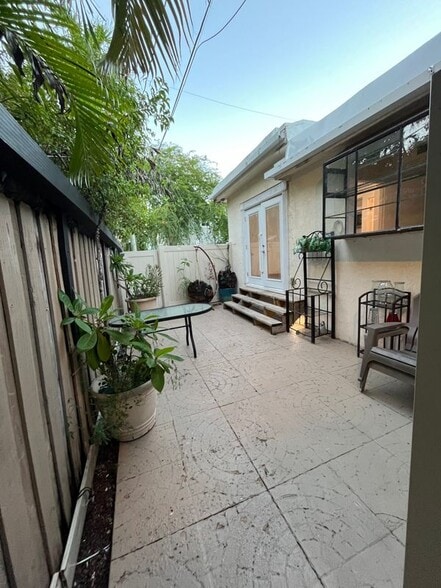 Building Photo - 1001 SE 2nd Ct