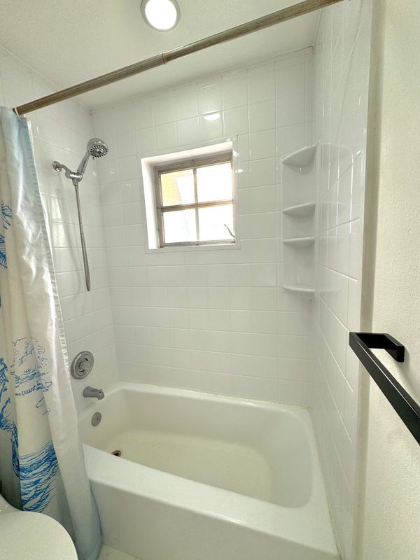 Building Photo - 3005 1/2 NW 68th St, 9D