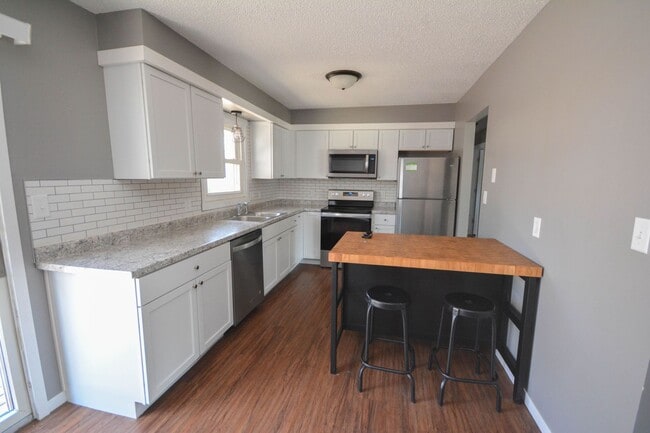 Building Photo - Pet friendly home in Country Club Manor w/fenced yard!