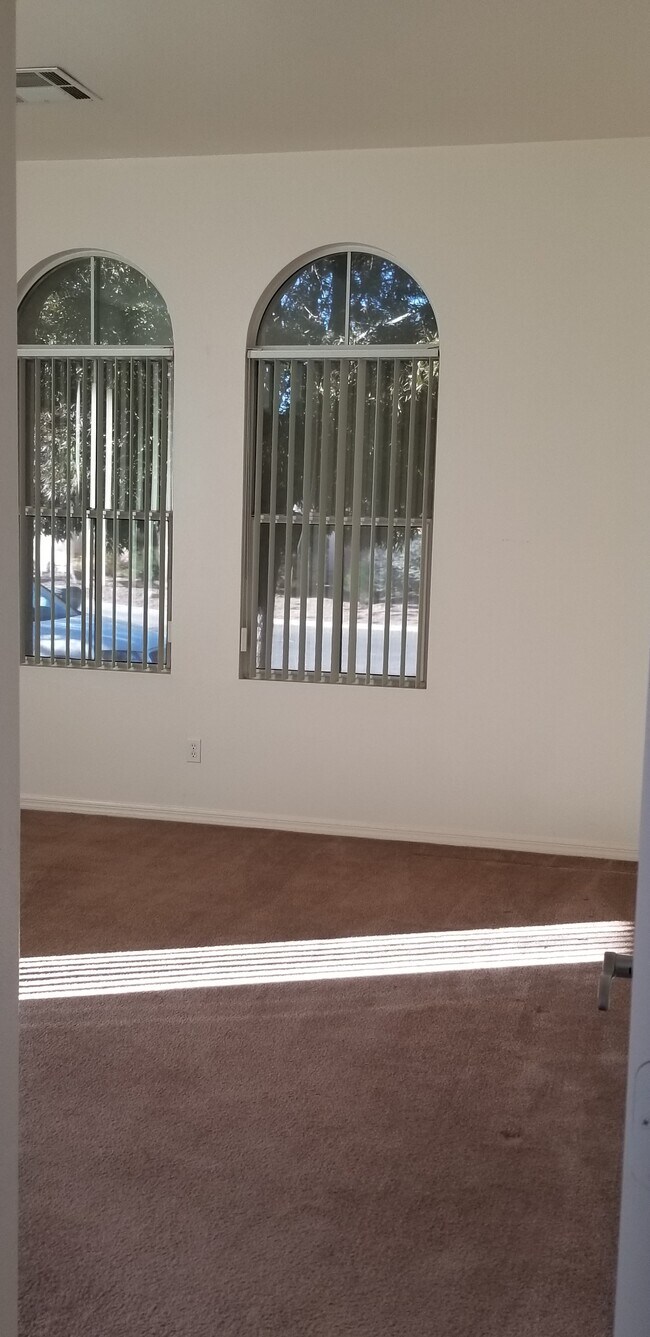 Building Photo - 4901 Oro Ln