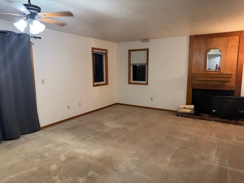 Living room - 1273 Yellowstone Ave