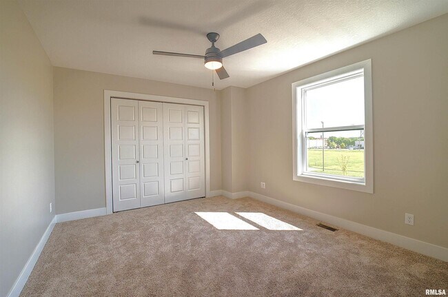 Building Photo - 1002 S 4th St