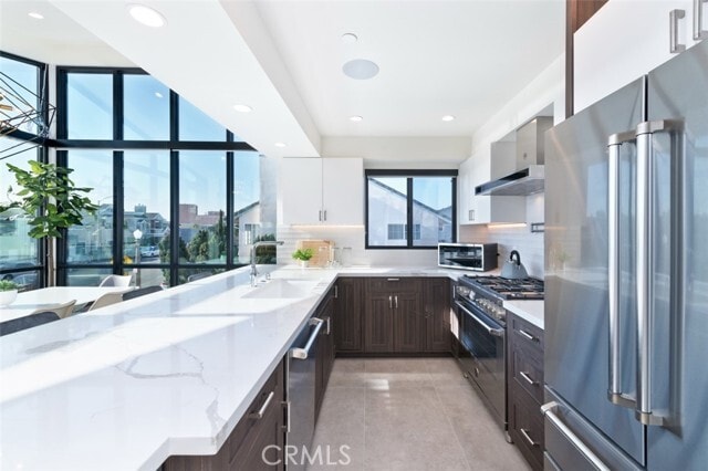 Building Photo - 500 E Balboa Blvd