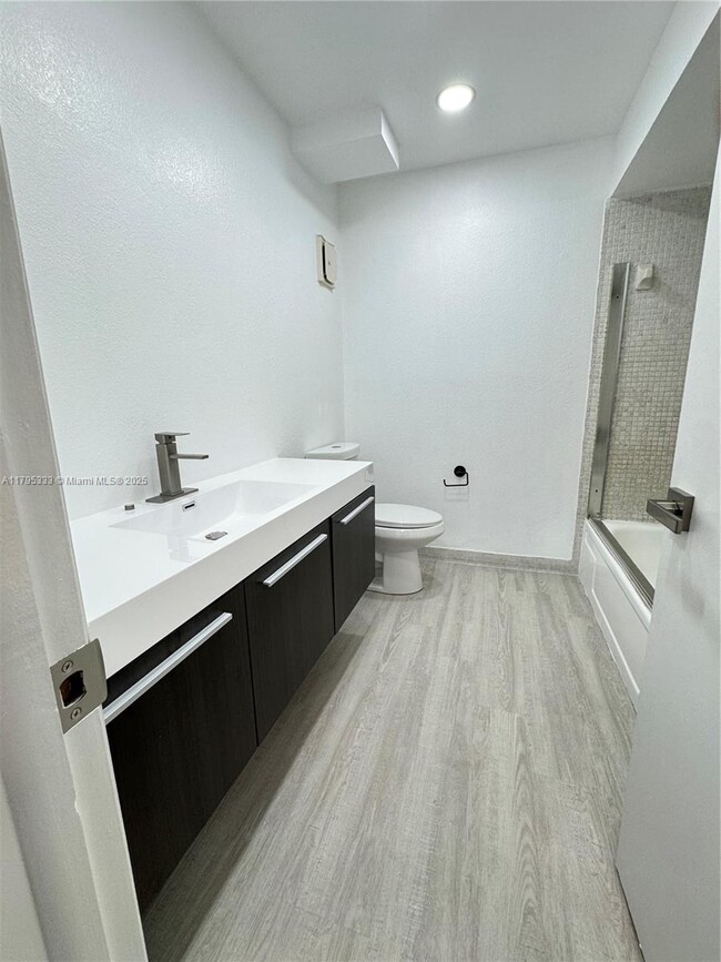 Building Photo - 200 Lakeview Dr