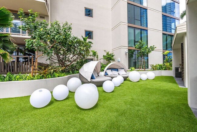 Building Photo - Sky Ala Moana (West) #3305 - Fully Furnished 1 BR/1 BA/1 Parking