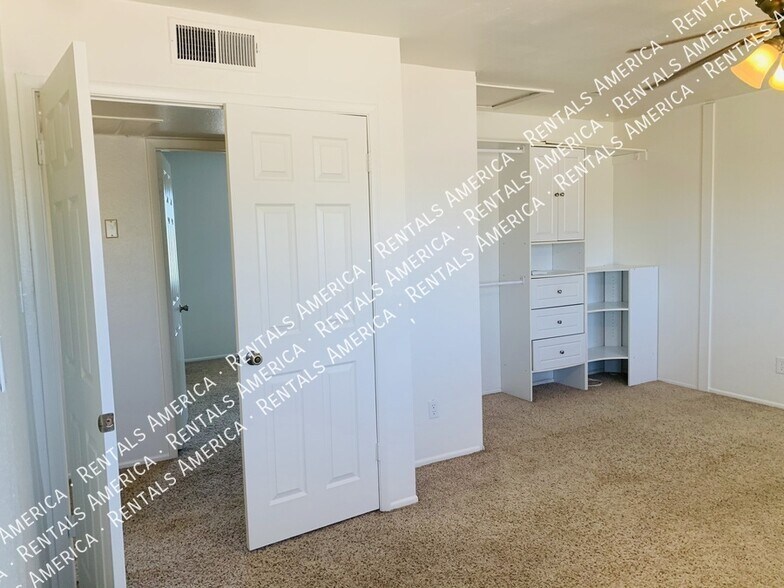 Building Photo - 2723 S Estrella Cir