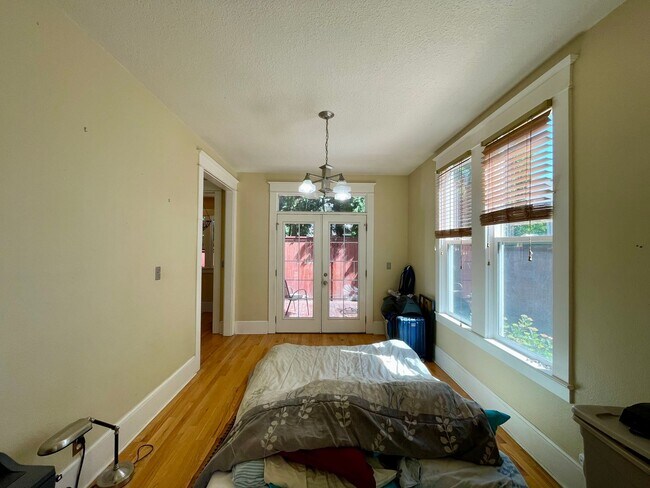 Building Photo - Lovely NE  3 Bed 2 Bath - King Neighborhood - A/C, Garage and Location!