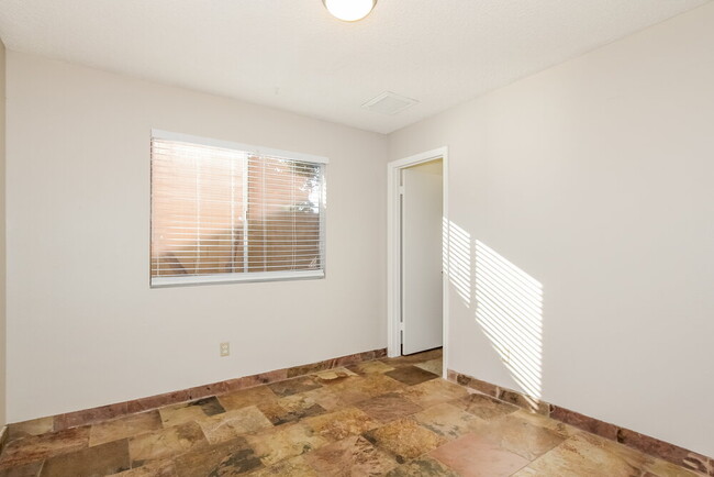 Building Photo - 3310 W Rose Garden Ln