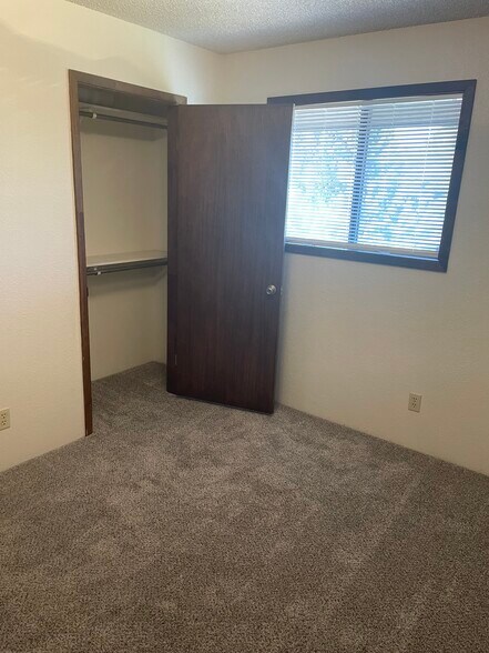 Building Photo - 2495 S Mountain View Dr