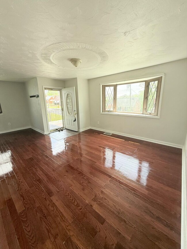 Building Photo - Updated 2BD 1BA house in McKeesport!