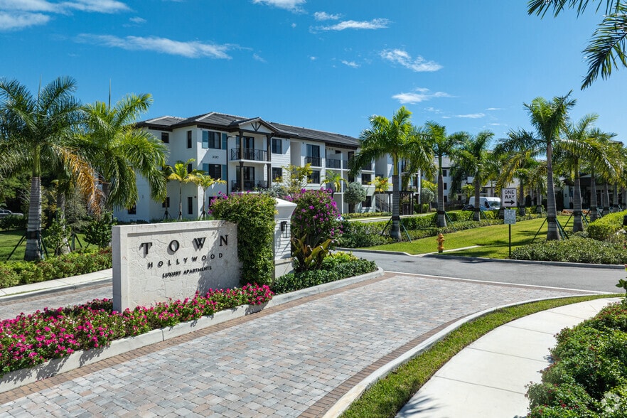 Primary Photo - Town Hollywood