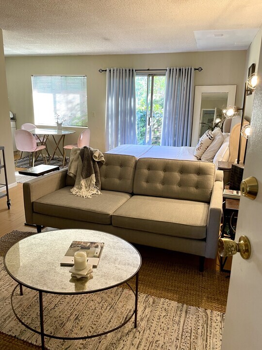 Building Photo - 836 N La Jolla Ave