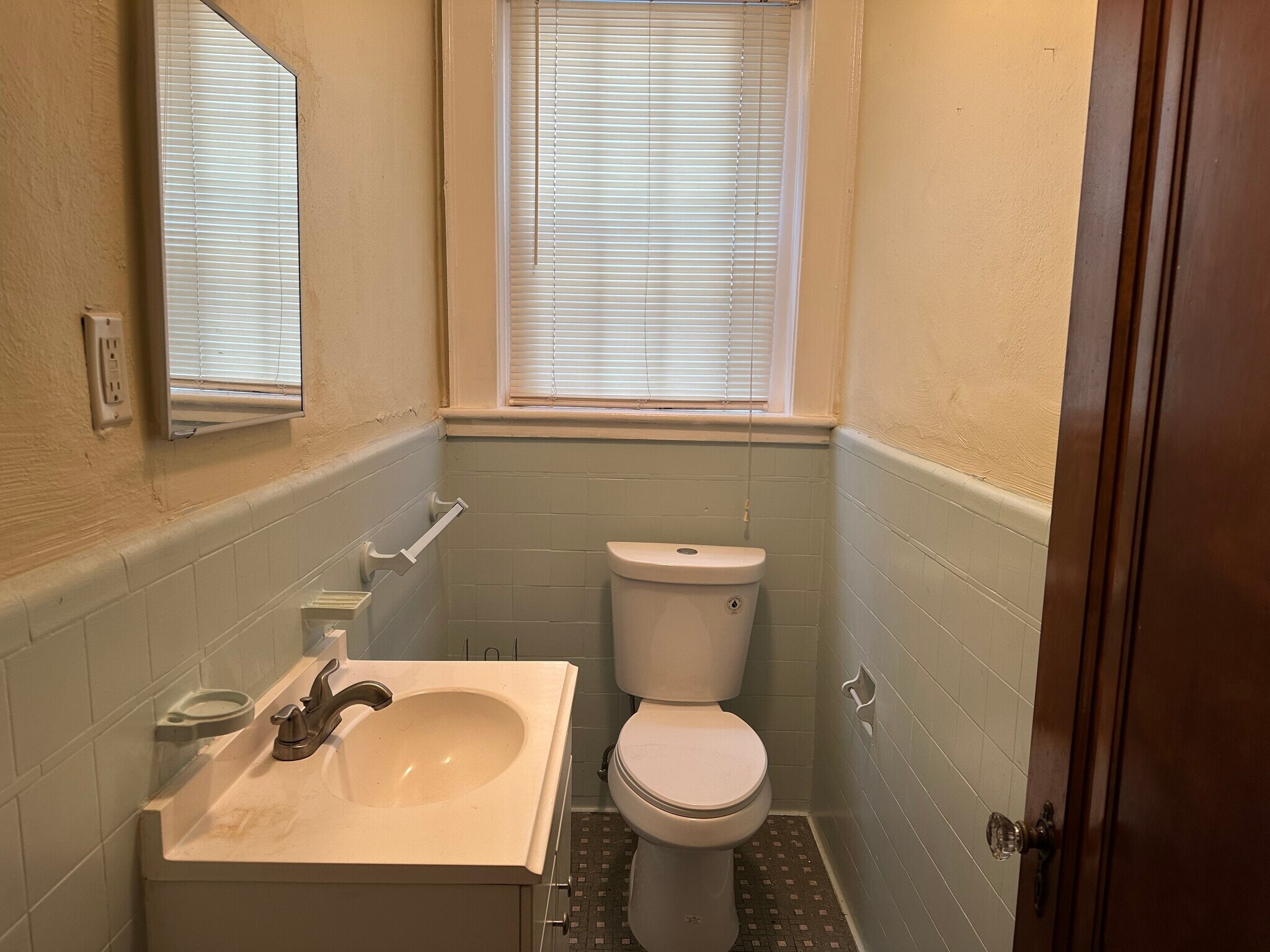 Building Photo - 821 Brandon Ave