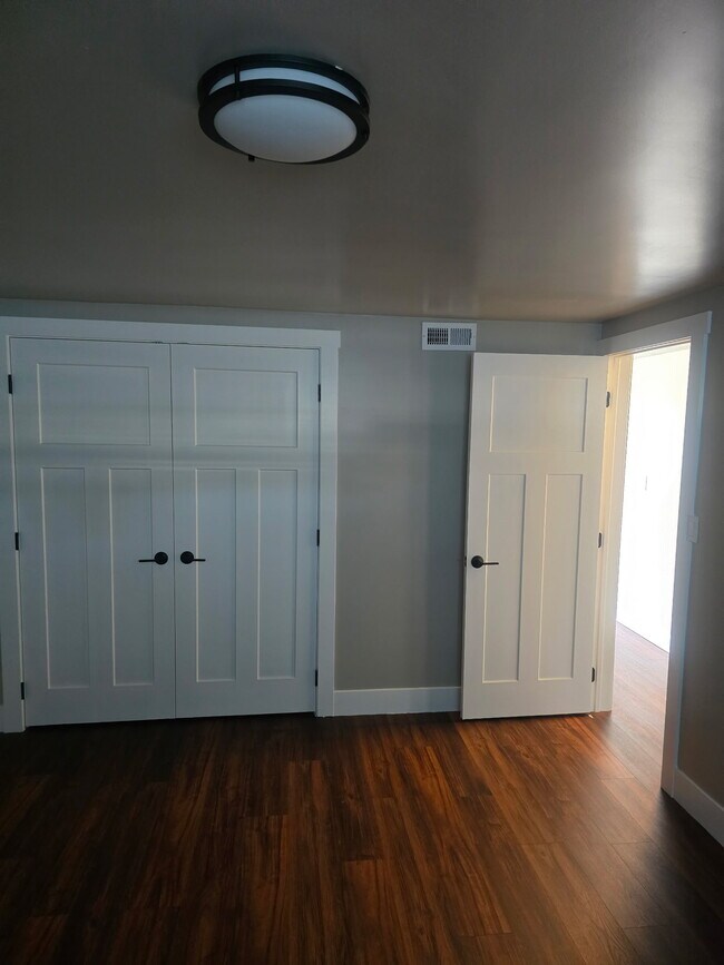 Building Photo - 605 W Crest Dr